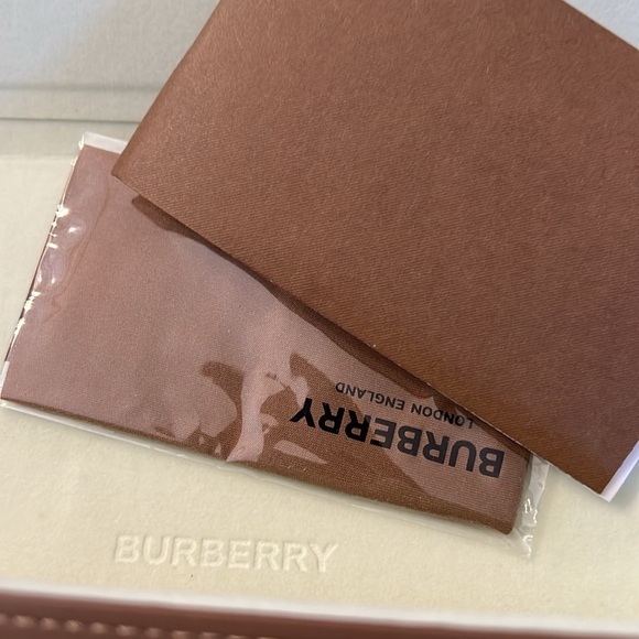 NWOB Burberry Eyeglasses Sunglasses Case With Cloth.6.9L, 2.5W 3.5D. Tan - Picture 4 of 7